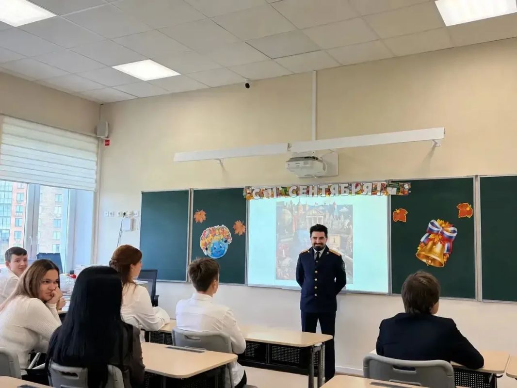 С Днём знаний, кадеты!. Сотрудники следственного управления СК России по Тюменской области стали почётными гостями на торжественных линейках в подшефных школах С Днём знаний, кадеты!. Сотрудники следственного управления СК России по Тюменской области стали почётными гостями на торжественных линейках в подшефных школах