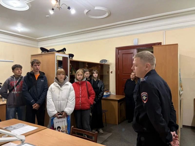 Накануне в городе Ишиме Тюменской области в последний день Всероссийской акции «Каникулы с Общественным советом» сотрудники полиции и представители Ишимской епархией провели экскурсию для молодёжи Накануне в городе Ишиме Тюменской области в последний день Всероссийской акции «Каникулы с Общественным советом» сотрудники полиции и представители Ишимской епархией провели экскурсию для молодёжи