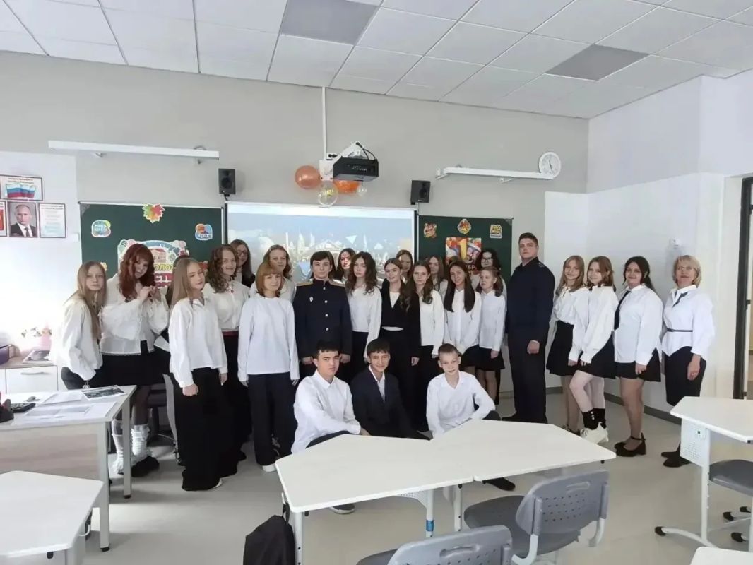 С Днём знаний, кадеты!. Сотрудники следственного управления СК России по Тюменской области стали почётными гостями на торжественных линейках в подшефных школах С Днём знаний, кадеты!. Сотрудники следственного управления СК России по Тюменской области стали почётными гостями на торжественных линейках в подшефных школах