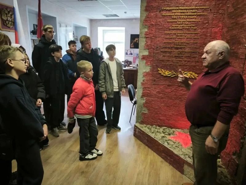 Накануне в городе Ишиме Тюменской области в последний день Всероссийской акции «Каникулы с Общественным советом» сотрудники полиции и представители Ишимской епархией провели экскурсию для молодёжи Накануне в городе Ишиме Тюменской области в последний день Всероссийской акции «Каникулы с Общественным советом» сотрудники полиции и представители Ишимской епархией провели экскурсию для молодёжи