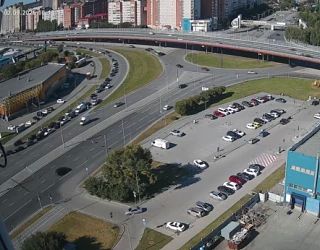 Целая полоса уже заблокирована на АЗС "Газпром" на Мельникайте - Широтная