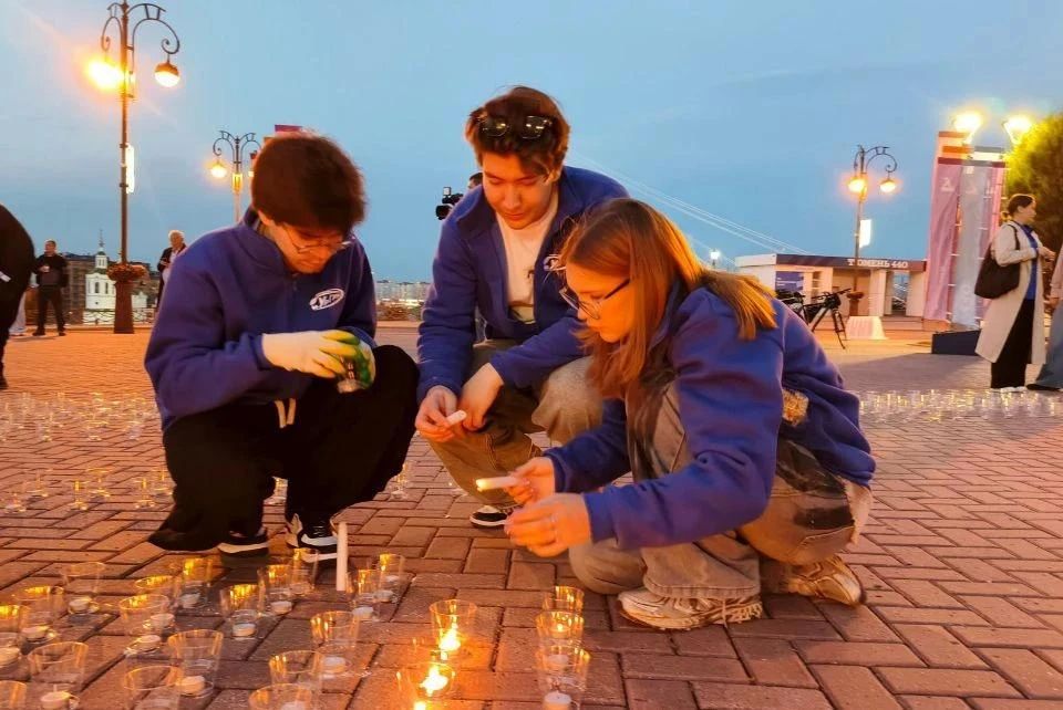 В Тюмени зажгли 4 тысячи свечей в память о победе над Японией В Тюмени зажгли 4 тысячи свечей в память о победе над Японией