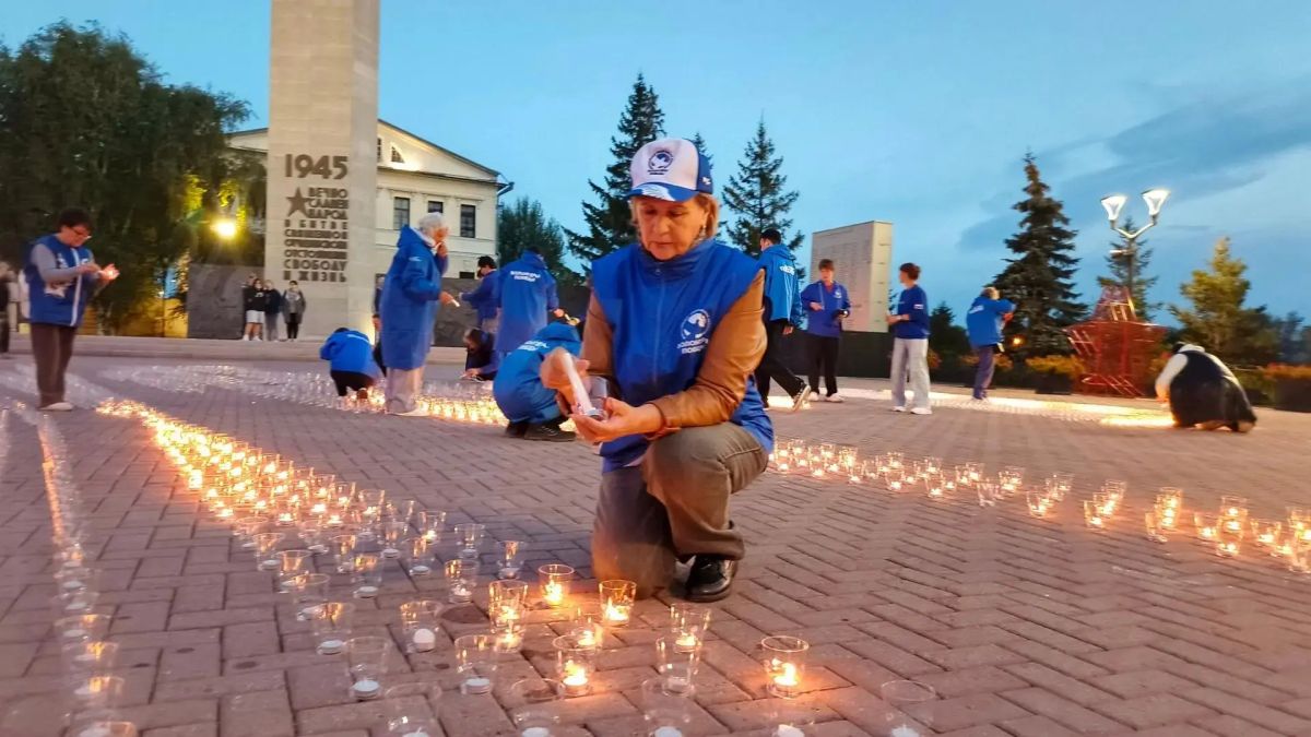В Тюмени зажгли 4 тысячи свечей в память о победе над Японией В Тюмени зажгли 4 тысячи свечей в память о победе над Японией