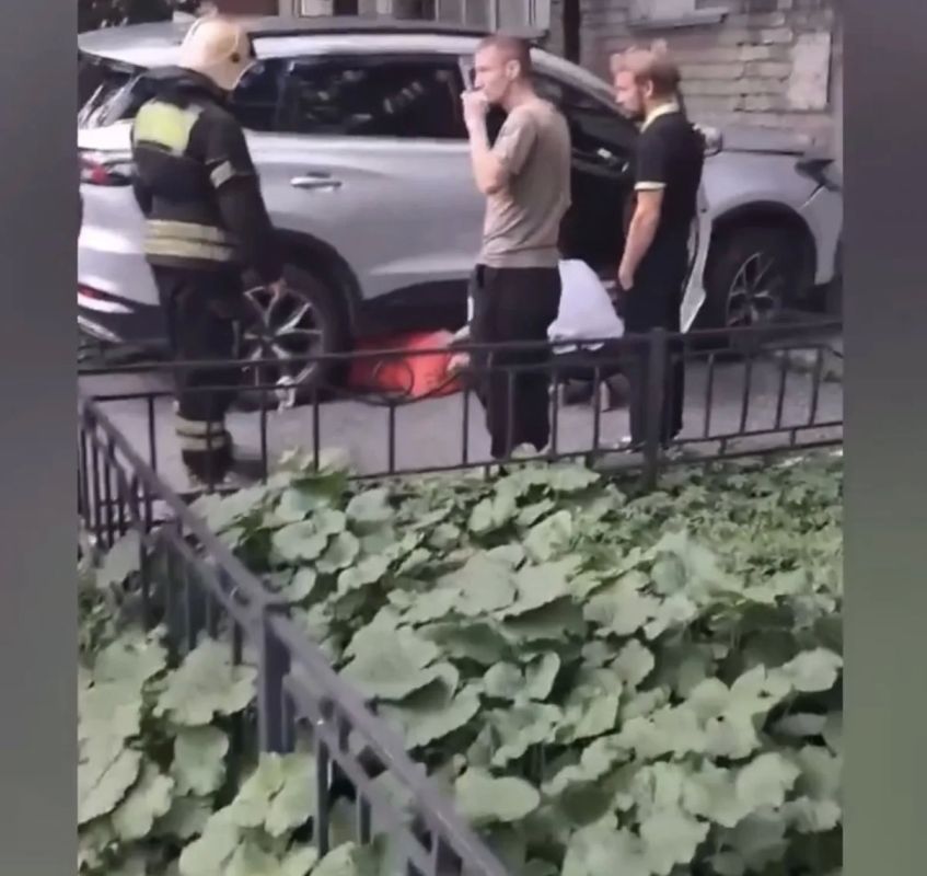 Кроссовер врезался в подъезд и сбил пешехода Кроссовер врезался в подъезд и сбил пешехода