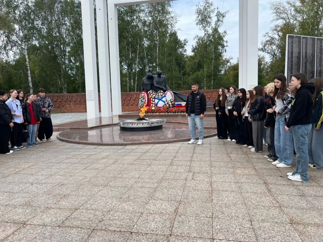 История рядом. В День окончания Второй Мировой Войны студенты Колледжа цифровых и педагогических технологий, активисты Движения Первых города Тюмени вспомнили прошлое, а также познакомились с теми, кто бережно хранит его в...