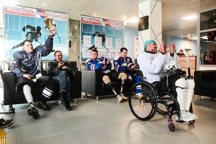 В Тюмени проходят товарищеские матчи по следж-хоккею среди ветеранов СВО В Тюмени проходят товарищеские матчи по следж-хоккею среди ветеранов СВО