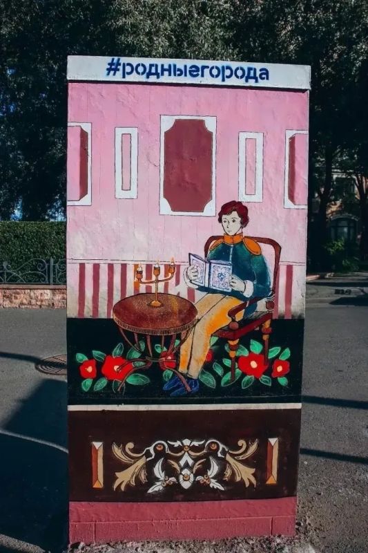 Центр Тюмени украсили арт-объектами: 18 уличных шкафов расписали в духе купеческой эпохи
