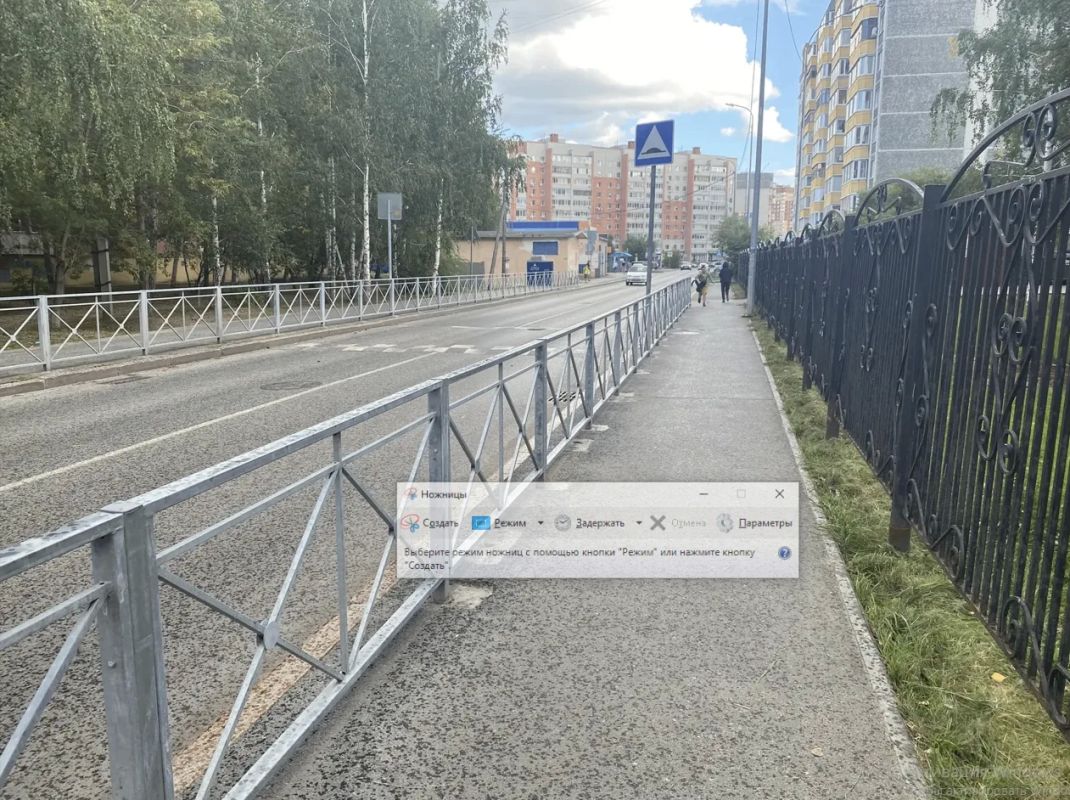 Безопасность школьников — в приоритете: на ул. Широтной в мкр. МЖК установили новое перильное ограждение Безопасность школьников — в приоритете: на ул. Широтной в мкр. МЖК установили новое перильное ограждение