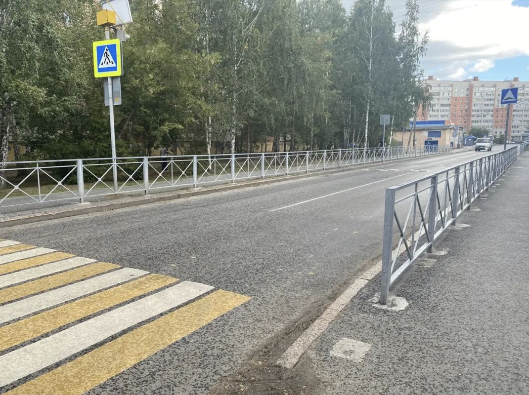 Безопасность школьников — в приоритете: на ул. Широтной в мкр. МЖК установили новое перильное ограждение Безопасность школьников — в приоритете: на ул. Широтной в мкр. МЖК установили новое перильное ограждение