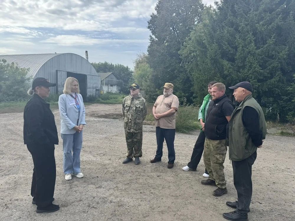 В Казанском муниципальном округе прошёл особенный профориентационный тур, организованный благодаря национальному проекту «Кадры»: участники специальной военной операции и члены их семей впервые побывали на предприятии «ХПП... В Казанском муниципальном округе прошёл особенный профориентационный тур, организованный благодаря национальному проекту «Кадры»: участники специальной военной операции и члены их семей впервые побывали на предприятии «ХПП...