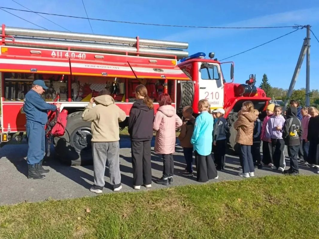 Школьники в гостях у огнеборцев: от теории к практике