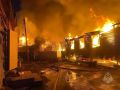 Сразу семь жилых домов горят на 4-м км Салаирского тракта