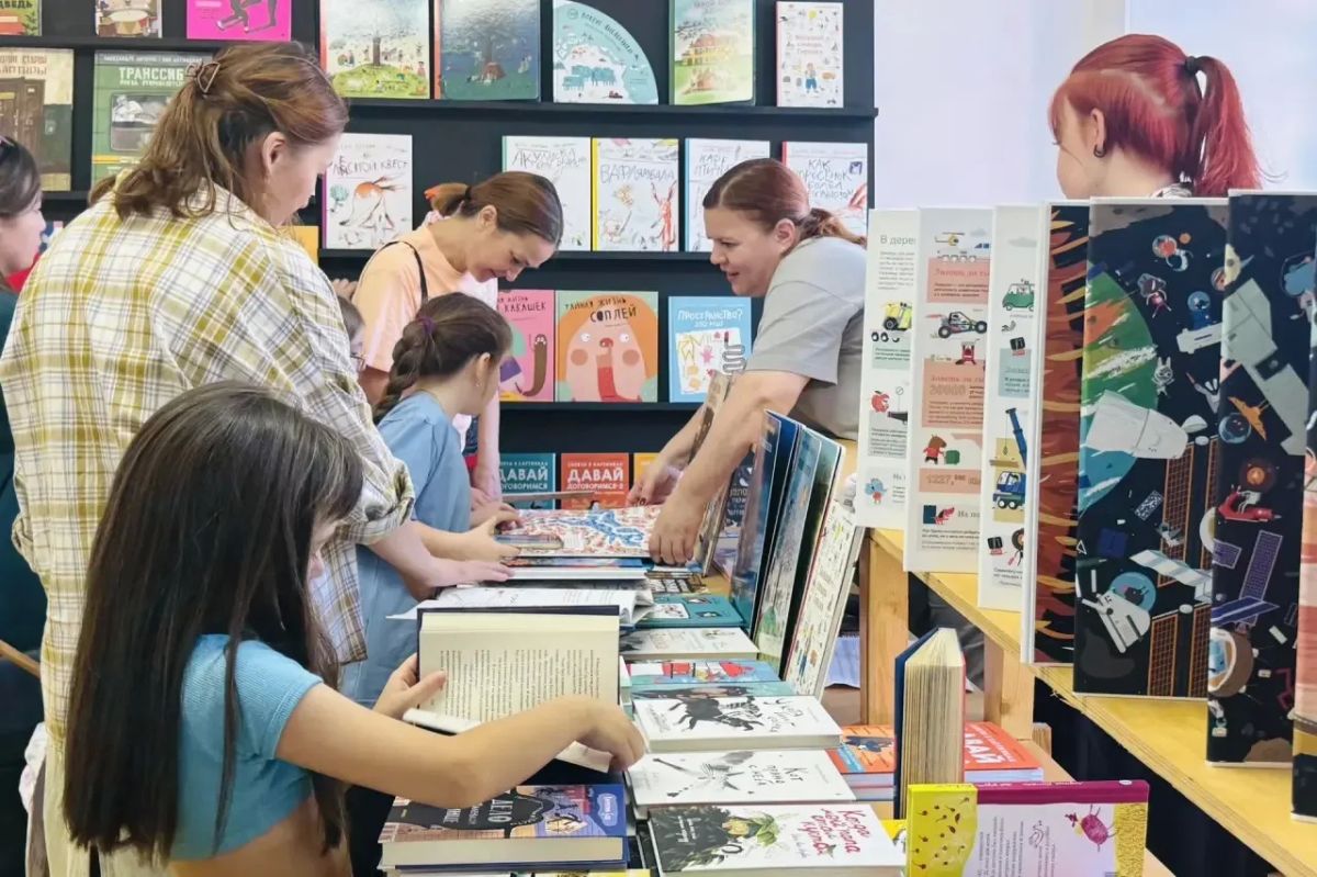 Друзья, фестиваль «Книги в городе» приглашает на ярмарку книжных издательств, а для всех, кто не представляет себе жизни без спорта – мастер-классы по скейтбордингу Друзья, фестиваль «Книги в городе» приглашает на ярмарку книжных издательств, а для всех, кто не представляет себе жизни без спорта – мастер-классы по скейтбордингу