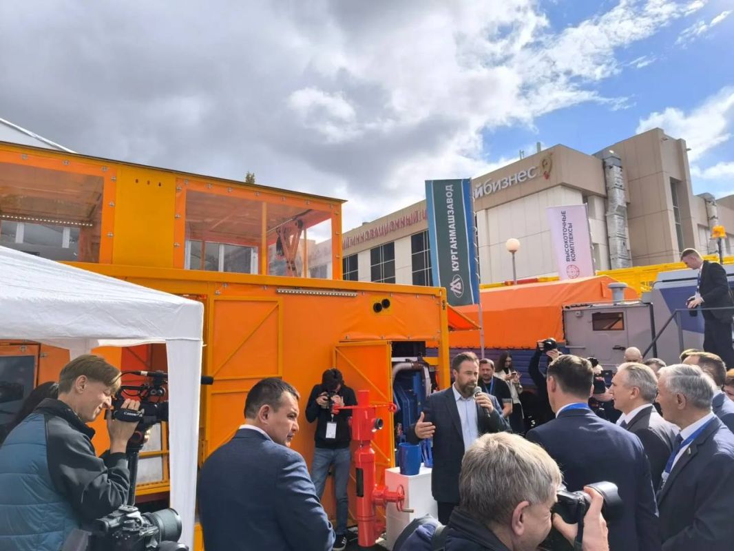 Передовые разработки для нефтегазовой отрасли показали губернатору на TNF EXPO Передовые разработки для нефтегазовой отрасли показали губернатору на TNF EXPO