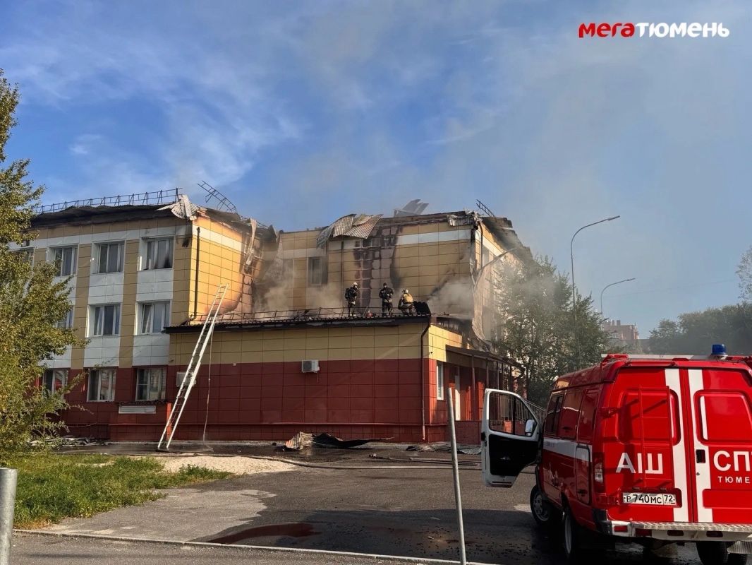 Тюменцы начали помогать восстанавливать школу, которая горела несколько дней назад на Широтной Тюменцы начали помогать восстанавливать школу, которая горела несколько дней назад на Широтной