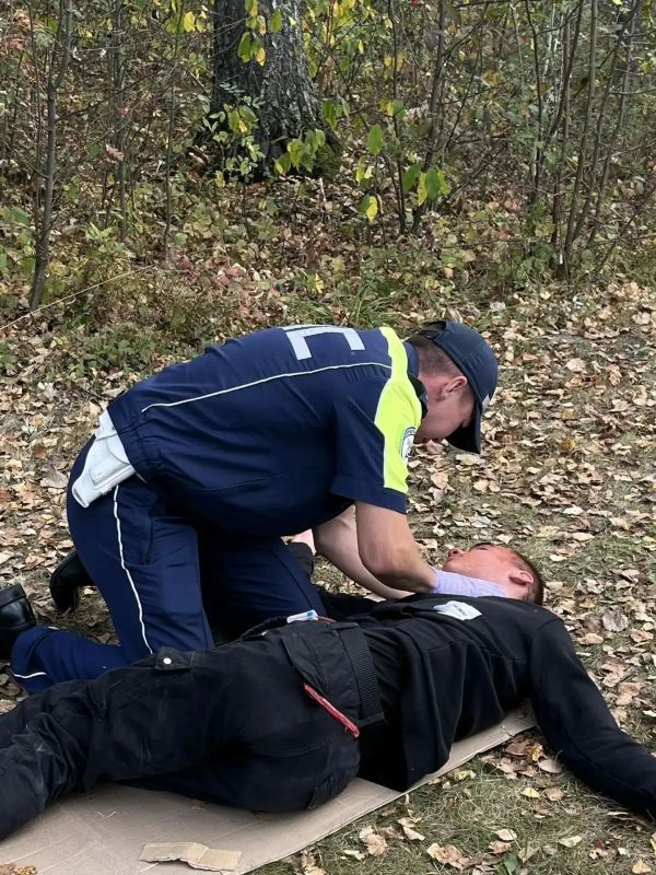 Инспекторы полка ДПС Госавтоинспекции Тюменской области завоевали второе место в соревнованиях по оказанию первой помощи «Мы научим — вы спасёте!», приуроченных ко Всемирному дню первой помощи, в которых приняли участие... Инспекторы полка ДПС Госавтоинспекции Тюменской области завоевали второе место в соревнованиях по оказанию первой помощи «Мы научим — вы спасёте!», приуроченных ко Всемирному дню первой помощи, в которых приняли участие...