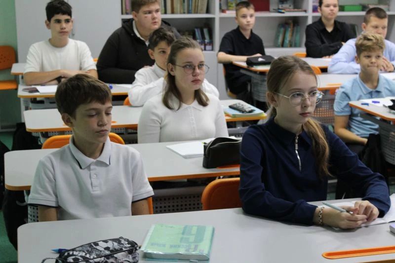 Сотрудница Межмуниципального отдела МВД России «Заводоуковский» и представительница общественного совета провели уроки правовой грамотности для учеников 6-8 классов школы №1 города Заводоуковска Сотрудница Межмуниципального отдела МВД России «Заводоуковский» и представительница общественного совета провели уроки правовой грамотности для учеников 6-8 классов школы №1 города Заводоуковска