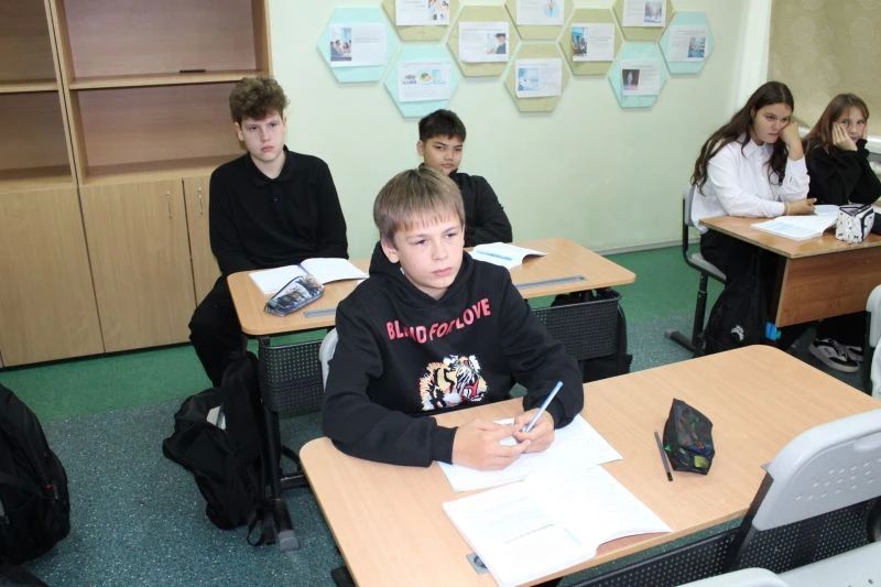 Сотрудница Межмуниципального отдела МВД России «Заводоуковский» и представительница общественного совета провели уроки правовой грамотности для учеников 6-8 классов школы №1 города Заводоуковска Сотрудница Межмуниципального отдела МВД России «Заводоуковский» и представительница общественного совета провели уроки правовой грамотности для учеников 6-8 классов школы №1 города Заводоуковска
