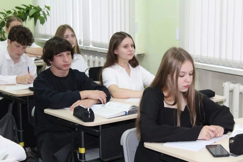 Сотрудница Межмуниципального отдела МВД России «Заводоуковский» и представительница общественного совета провели уроки правовой грамотности для учеников 6-8 классов школы №1 города Заводоуковска Сотрудница Межмуниципального отдела МВД России «Заводоуковский» и представительница общественного совета провели уроки правовой грамотности для учеников 6-8 классов школы №1 города Заводоуковска