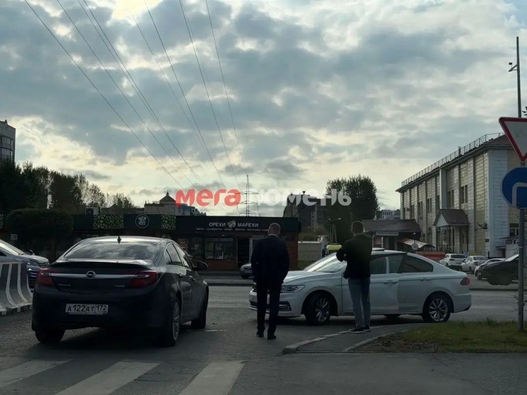 Легковушка вылетела на встречную полосу у ОКБ №2 в Тюмени Легковушка вылетела на встречную полосу у ОКБ №2 в Тюмени