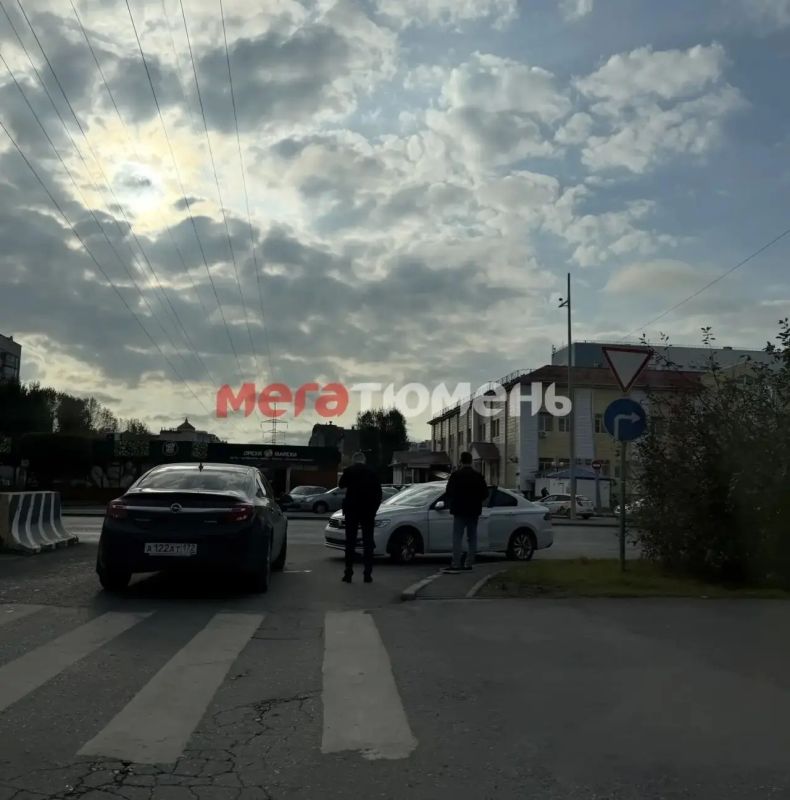 Легковушка вылетела на встречную полосу у ОКБ №2 в Тюмени