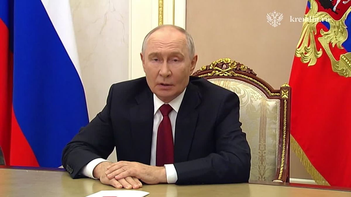 Президент России Владимир Путин выступает с обращением к жителям страны