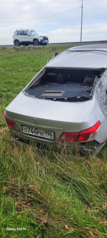 В Тюмени в районе Перевалово черная иномарка устроила аварию, после чего водитель скрылся