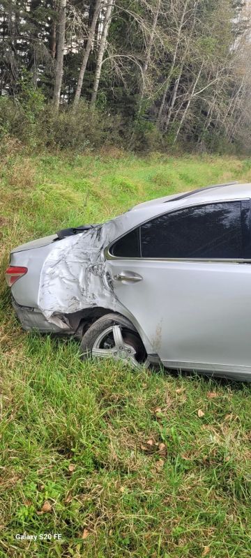 В Тюмени в районе Перевалово черная иномарка устроила аварию, после чего водитель скрылся В Тюмени в районе Перевалово черная иномарка устроила аварию, после чего водитель скрылся