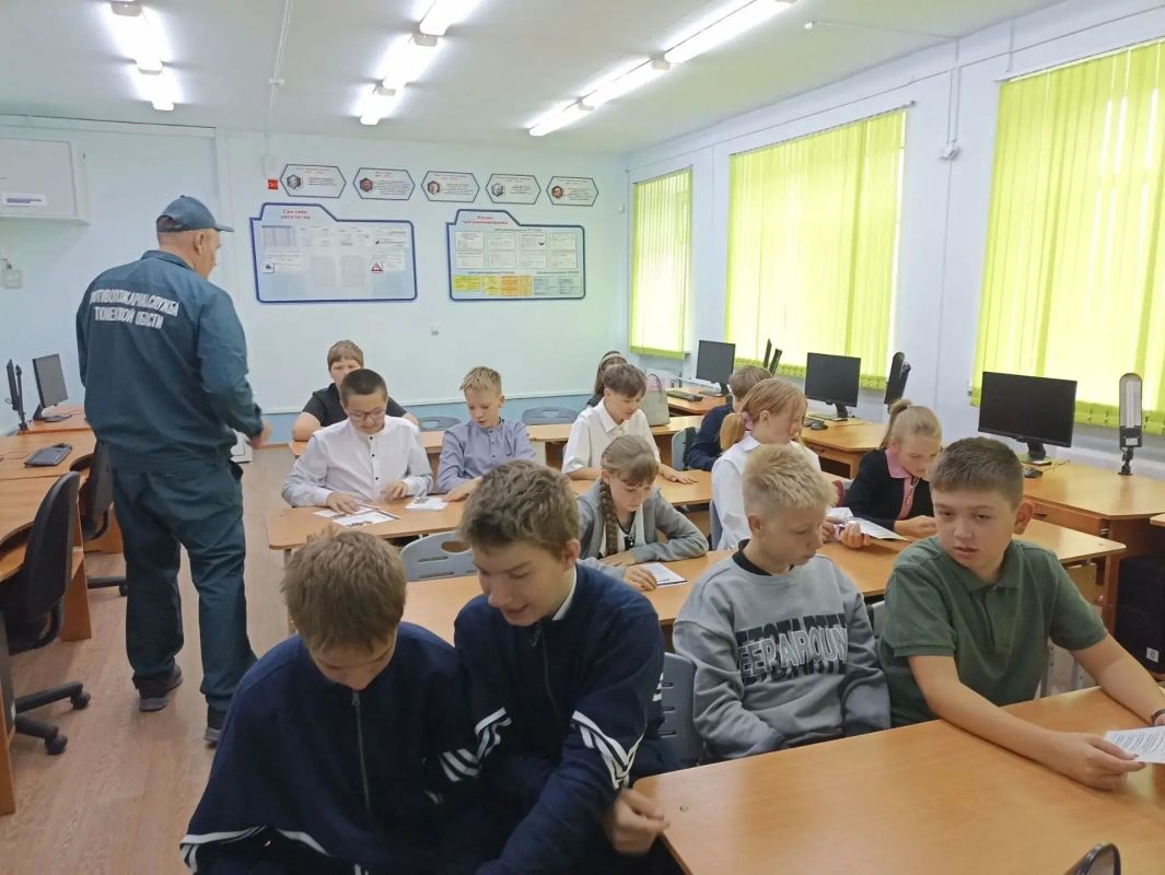 В рамках «Месячника безопасности» работники противопожарной службы отдельного поста № 116 п. Кировский провели профилактическую беседу с учащимися местной школы В рамках «Месячника безопасности» работники противопожарной службы отдельного поста № 116 п. Кировский провели профилактическую беседу с учащимися местной школы