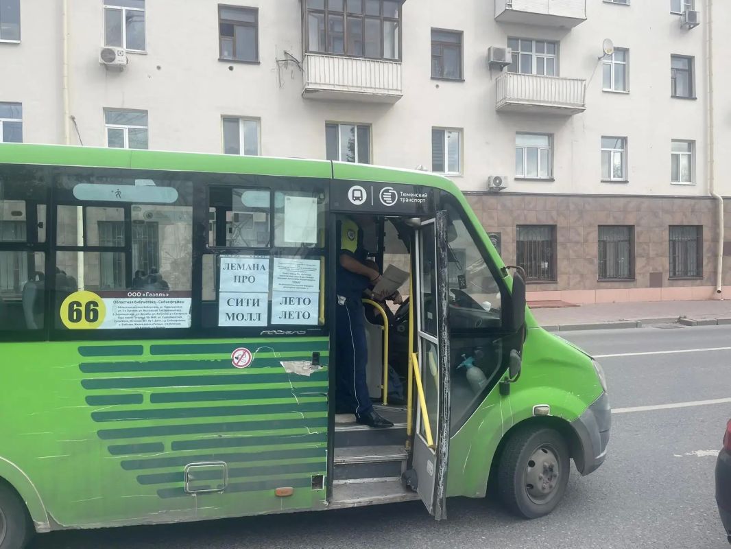 Наряды полка ДПС Госавтоинспекции проконтролировали соблюдение ПДД водителями автобусов и маршрутных такси, как в Тюмени, так и на загородных дорогах в ее окрестностях Наряды полка ДПС Госавтоинспекции проконтролировали соблюдение ПДД водителями автобусов и маршрутных такси, как в Тюмени, так и на загородных дорогах в ее окрестностях