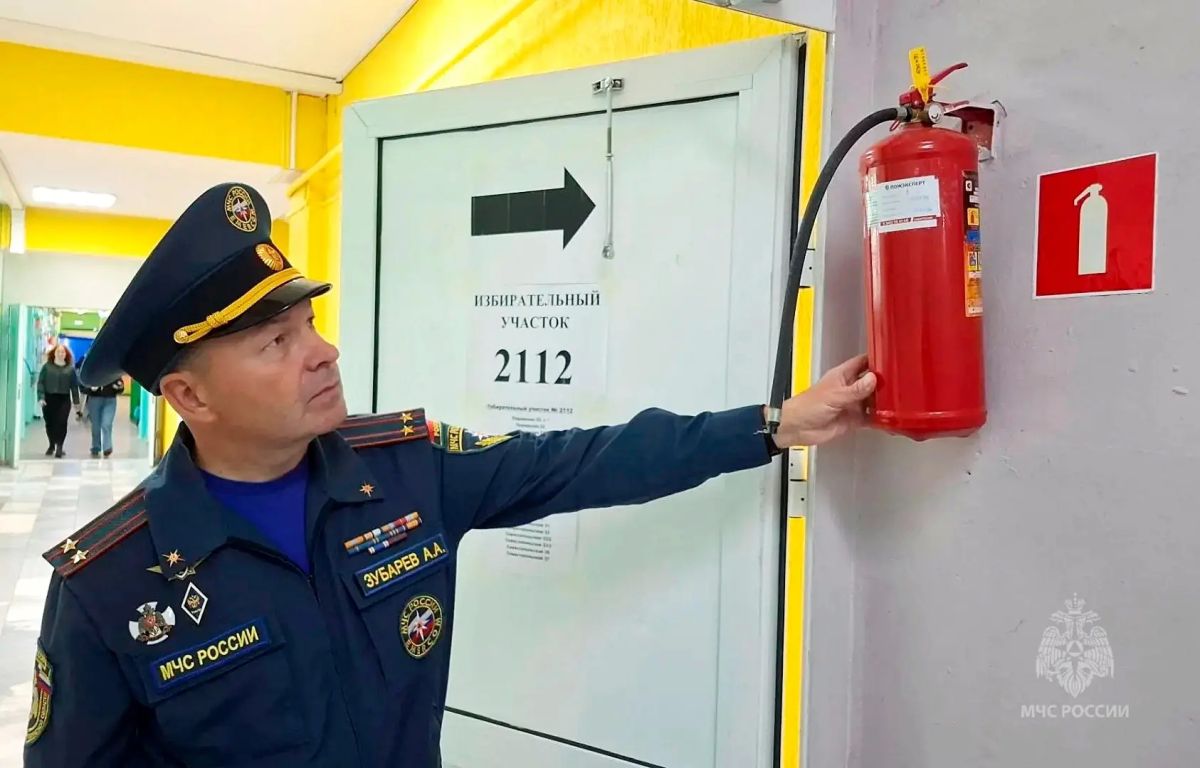 Специалисты МЧС России обеспечивают безопасность в день выборов Специалисты МЧС России обеспечивают безопасность в день выборов