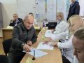 Полпред президента России в УФО Артём Жога посетил избирательный участок в Екатеринбурге