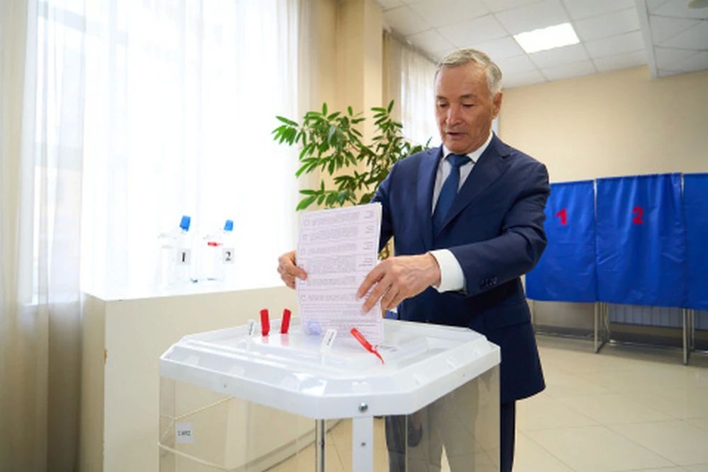 Председатель Тюменской областной думы и лидеры фракций «Единая Россия» и ЛДПР проголосовали на выборах