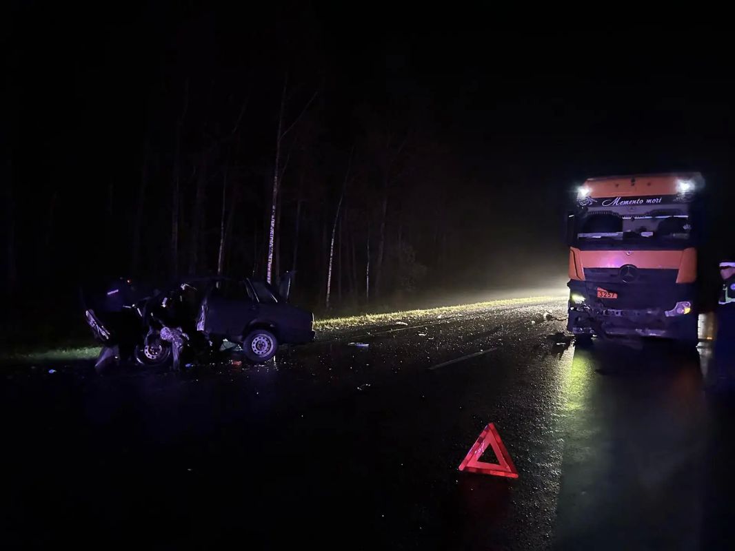Два человека погибли в ДТП на федеральной автодороге Тюмень-Ханты-Мансийск под Тобольском Вчера вечером на 284-м километре федеральной автодороги Тюмень – Ханты-Мансийск столкнулись большегруз «Мерседес» и «ВАЗ 21099» Два человека погибли в ДТП на федеральной автодороге Тюмень-Ханты-Мансийск под Тобольском Вчера вечером на 284-м километре федеральной автодороги Тюмень – Ханты-Мансийск столкнулись большегруз «Мерседес» и «ВАЗ 21099»