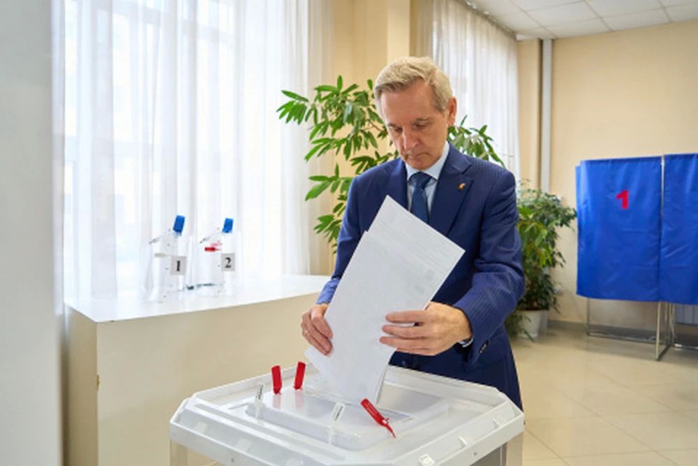 Председатель Тюменской областной думы и лидеры фракций «Единая Россия» и ЛДПР проголосовали на выборах Председатель Тюменской областной думы и лидеры фракций «Единая Россия» и ЛДПР проголосовали на выборах