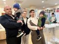 На выборы — всей семьей. Многодетная семья из в. Винзили пришла голосовать всем составом