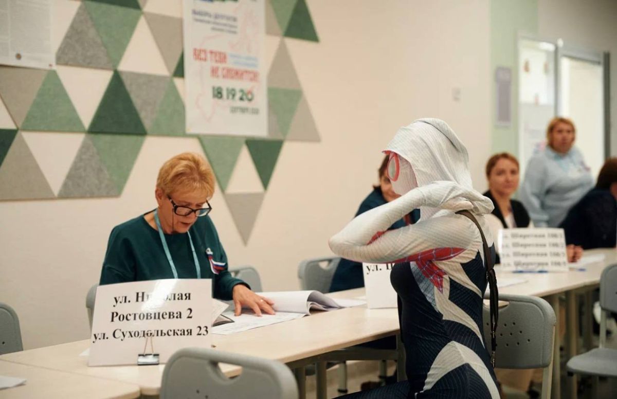 Человекпаук и Колобок встретились… на избирательном участке! Человекпаук и Колобок встретились… на избирательном участке!