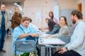 В Тюмени женщина отметила 55летие прямо на избирательном участке в школе №89