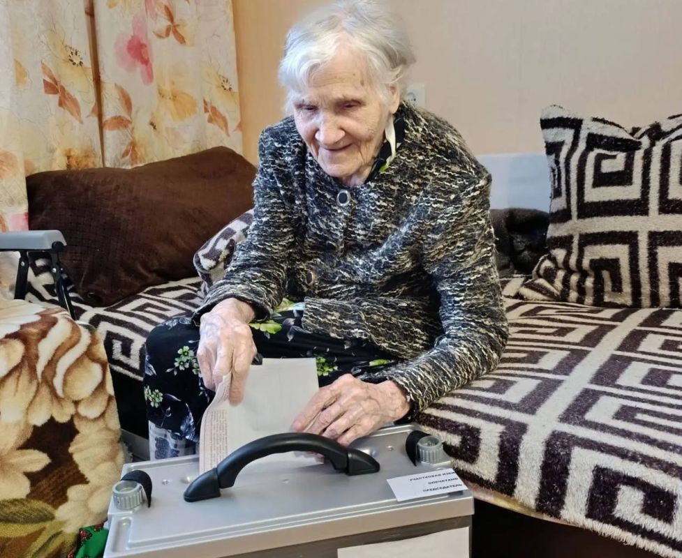 На дому проголосовала 99-летняя жительница Заводоуковского округа