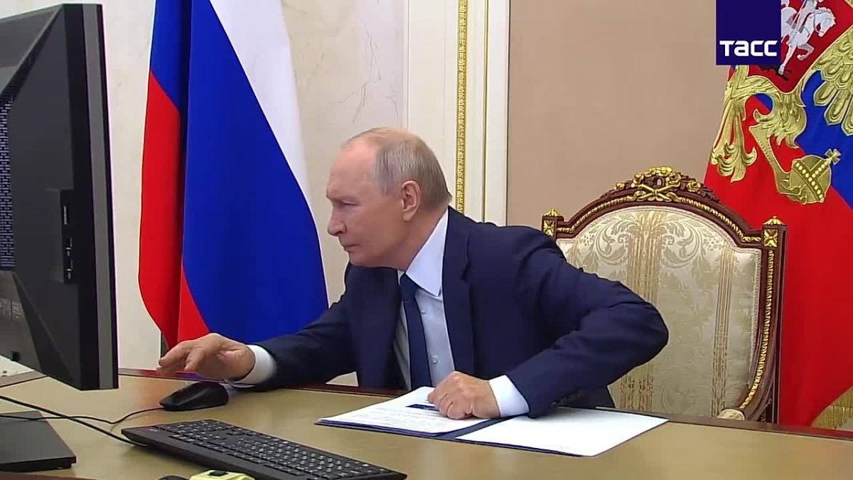 Голосование не выходя из кабинета: Путин проголосовал онлайн на выборах в Госдуму