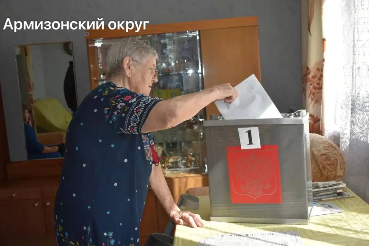 Жители Тюменской области голосуют на выборах 2026 года Жители Тюменской области голосуют на выборах 2026 года