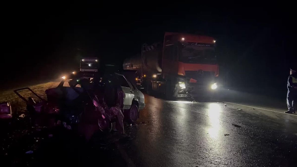 Два человека погибли в ДТП на федеральной автодороге Тюмень-Ханты-Мансийск под Тобольском Вчера вечером на 284-м километре федеральной автодороги Тюмень – Ханты-Мансийск столкнулись большегруз «Мерседес» и «ВАЗ 21099»