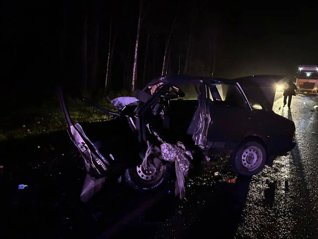 Два человека погибли в ДТП на федеральной автодороге Тюмень-Ханты-Мансийск под Тобольском Вчера вечером на 284-м километре федеральной автодороги Тюмень – Ханты-Мансийск столкнулись большегруз «Мерседес» и «ВАЗ 21099» Два человека погибли в ДТП на федеральной автодороге Тюмень-Ханты-Мансийск под Тобольском Вчера вечером на 284-м километре федеральной автодороги Тюмень – Ханты-Мансийск столкнулись большегруз «Мерседес» и «ВАЗ 21099»