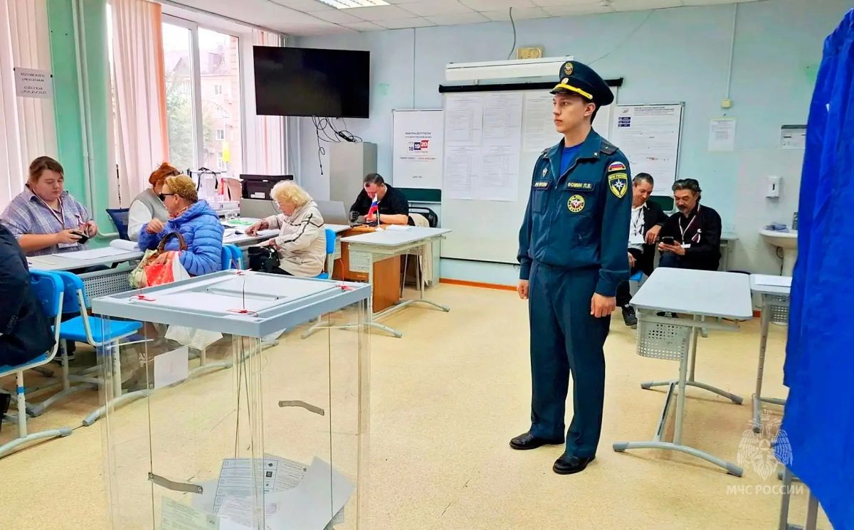 Специалисты МЧС России обеспечивают безопасность в день выборов