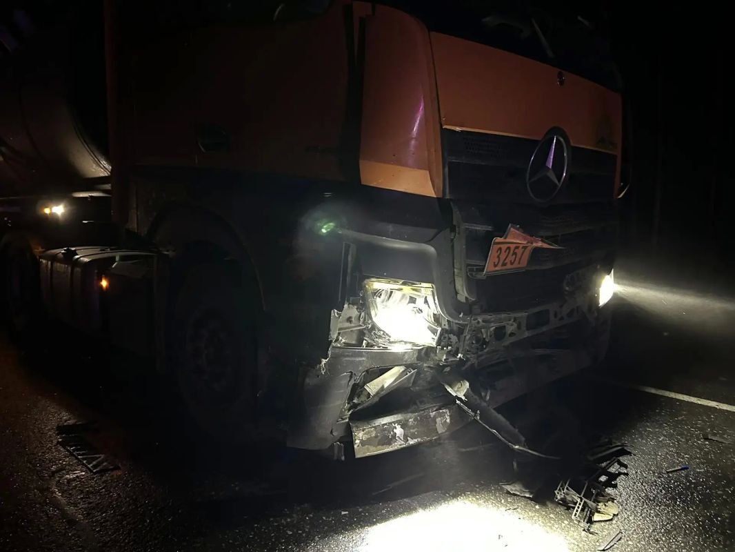 Два человека погибли в ДТП на федеральной автодороге Тюмень-Ханты-Мансийск под Тобольском Вчера вечером на 284-м километре федеральной автодороги Тюмень – Ханты-Мансийск столкнулись большегруз «Мерседес» и «ВАЗ 21099» Два человека погибли в ДТП на федеральной автодороге Тюмень-Ханты-Мансийск под Тобольском Вчера вечером на 284-м километре федеральной автодороги Тюмень – Ханты-Мансийск столкнулись большегруз «Мерседес» и «ВАЗ 21099»