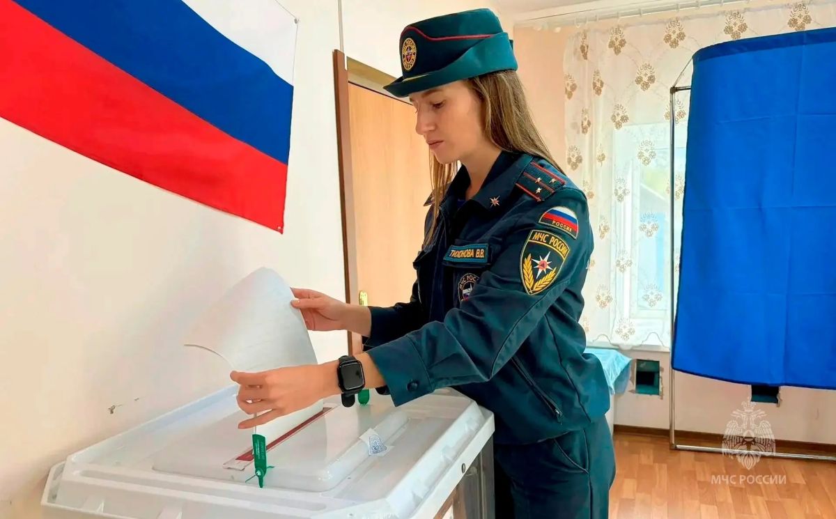 Специалисты МЧС России обеспечивают безопасность в день выборов Специалисты МЧС России обеспечивают безопасность в день выборов