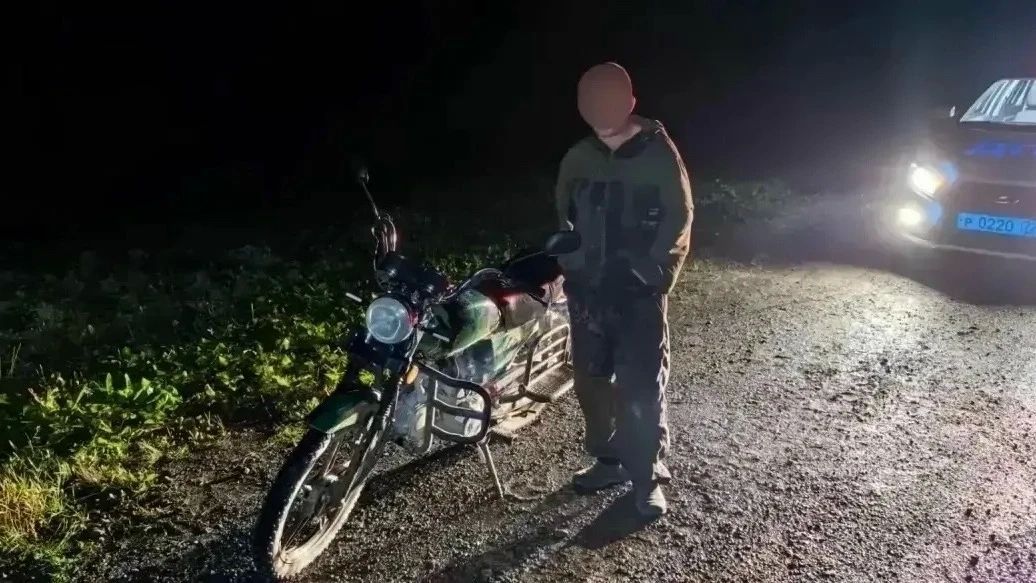 На трассе Тюмень — ХантыМансийск автоинспекторы задержали 42летнего мужчину на мопеде