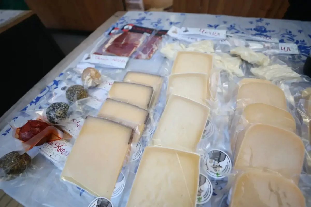 Скажите «сыыыыр»!. На фестивале «Тюменская осень» свою продукцию представляет Тюменская гастрономическая мастерская «Синьор Джованни» Скажите «сыыыыр»!. На фестивале «Тюменская осень» свою продукцию представляет Тюменская гастрономическая мастерская «Синьор Джованни»