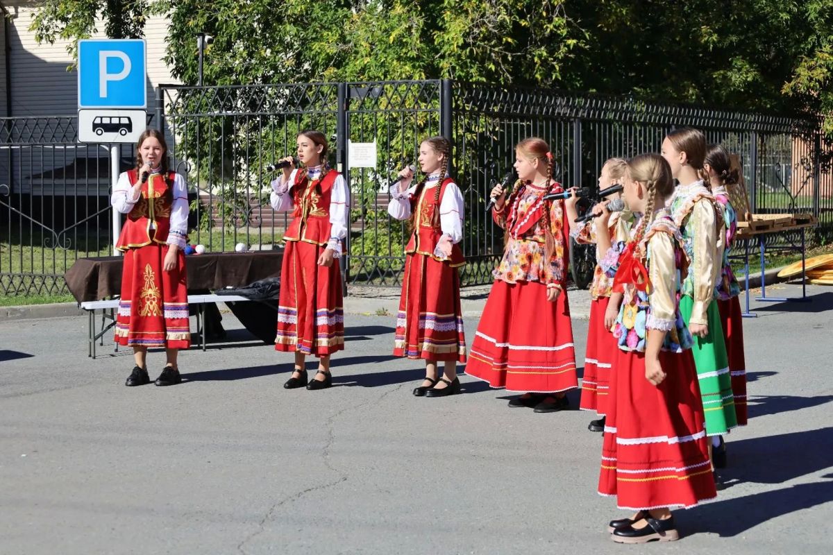 Подарки, блины и песни на площадках региона Жители муниципалитетов участвуют в фестивале «Тюменская осень»: отвечают на вопросы викторины «Знай свой край» и получают подарки за правильные ответы Подарки, блины и песни на площадках региона Жители муниципалитетов участвуют в фестивале «Тюменская осень»: отвечают на вопросы викторины «Знай свой край» и получают подарки за правильные ответы