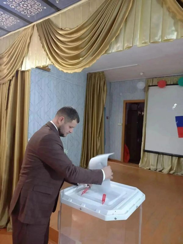 Молодожены сразу после регистрации брака пришли на участок для голосования в родном селе Крашенинино Молодожены сразу после регистрации брака пришли на участок для голосования в родном селе Крашенинино